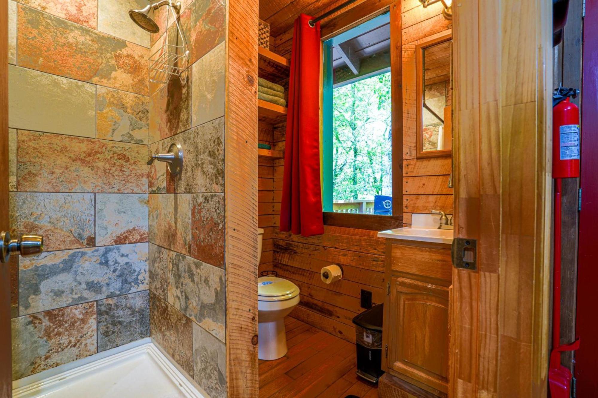 The Big Little Cabin - Hot Tub & Playground Dahlonega Luaran gambar