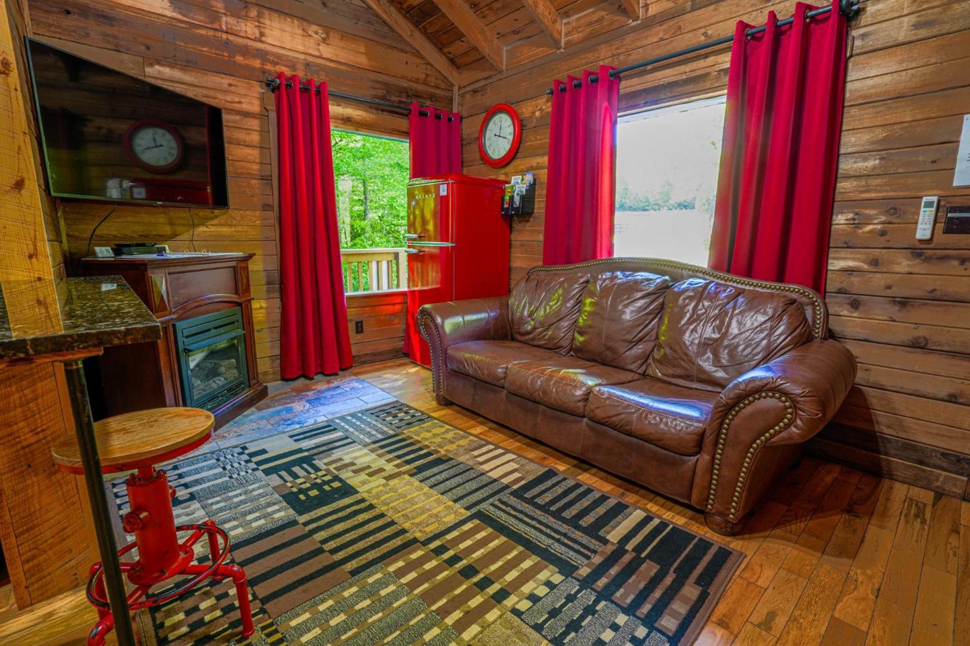 The Big Little Cabin - Hot Tub & Playground Dahlonega Luaran gambar